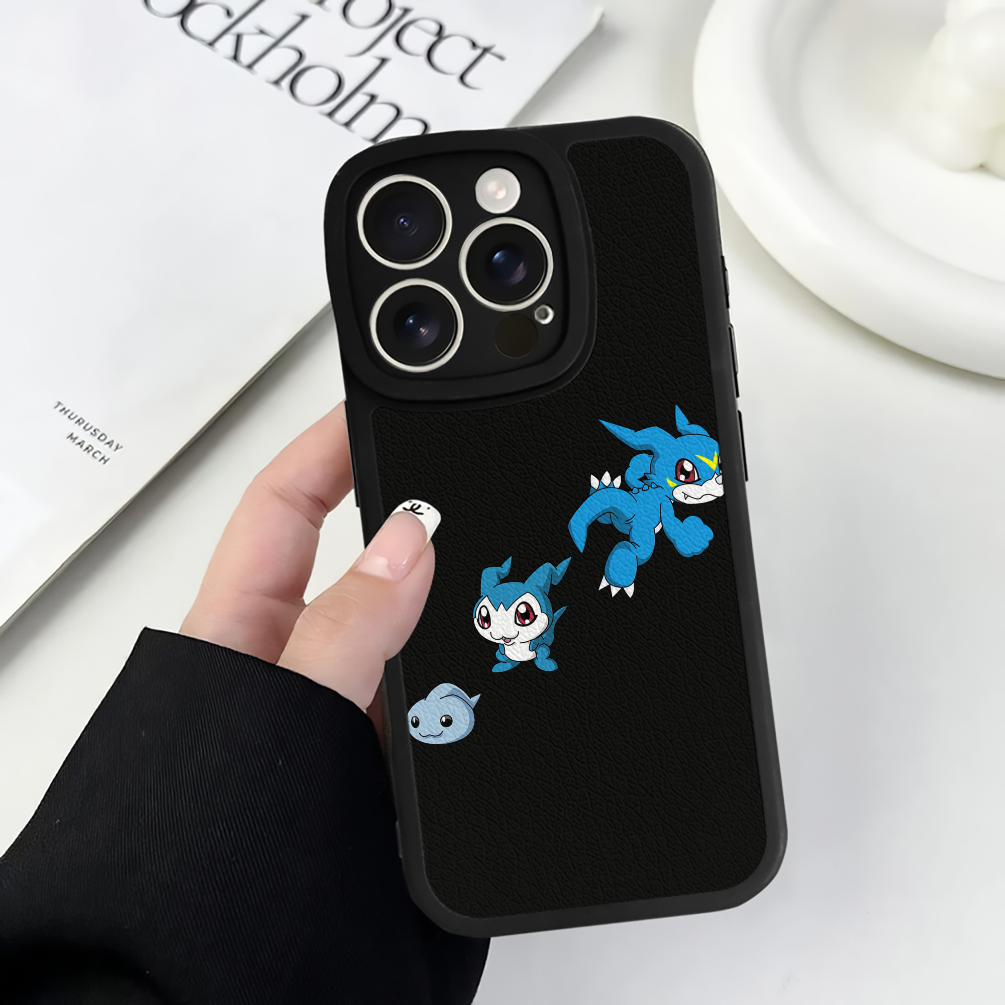 （画像用） Digimon デジタルモンスター/デジモン 【iPhone 16シリーズ対応】シリコンスマホケース（レザー調） 材質：シリコン